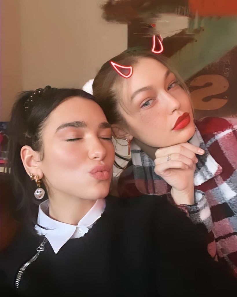 Nga fotoja e performancës së parë në Kosovë tek selfie me Gigin: Dua ndan momentet më të veçanta me fansat!
