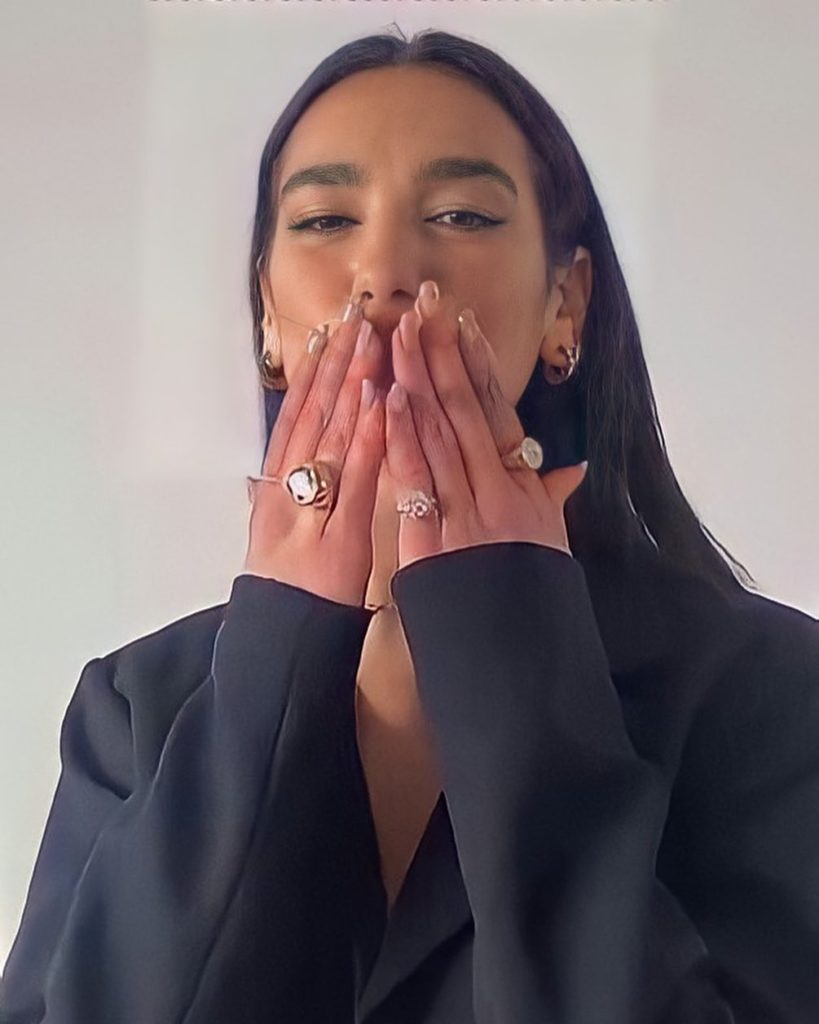 Nuk kishte si të ndodhte ndryshe! Dua Lipa përzgjedh 3 futbollistë shqiptarë në skuadrën e saj në FIFA 21!
