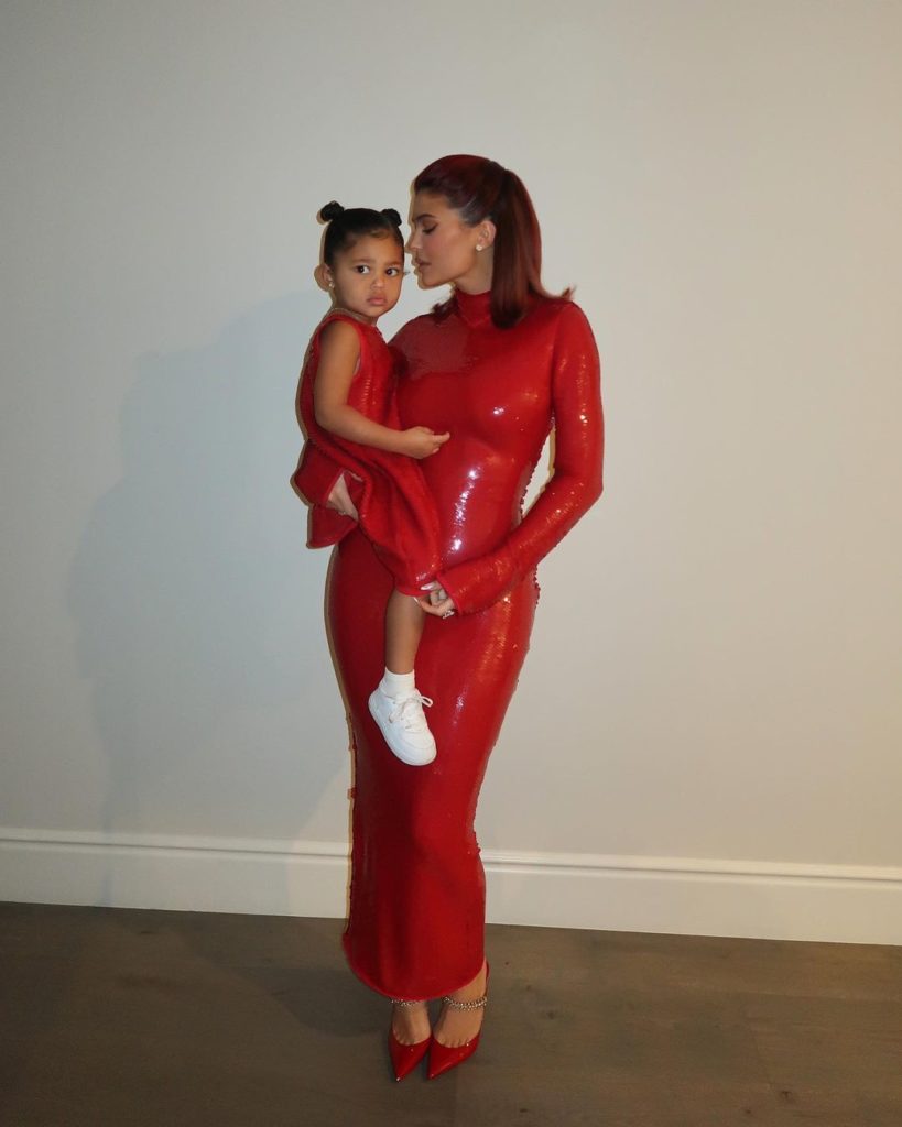 Sa e vockël! Nuk e kishim parë më herët, Kylie Jenner publikon një foto të Stormit, kur ajo sapo kishte ardhur në jetë!