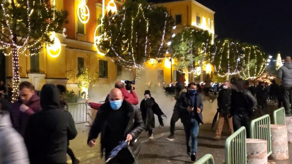 Tensionohet situata në Bulevard! Pa nisur ende protesta, policia shoqëron disa qytetarë