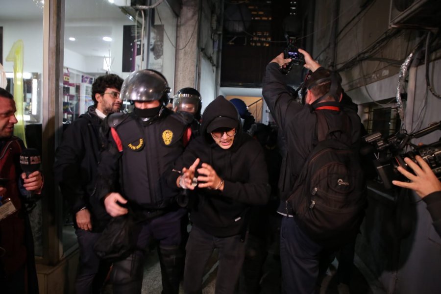 Policët në protestë të veshur me simbole turke! Ku shkuan miliona euro për uniformat e tyre?