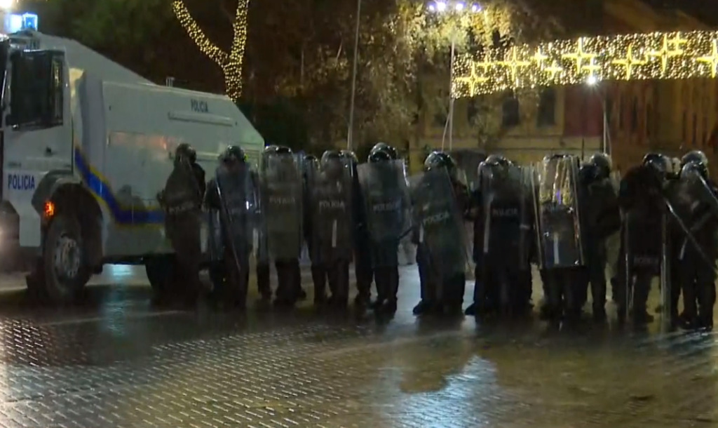 “Jo vetëm Lleshaj, të largohen të gjithë!” Kaos dhe shkatërrime nga protestuesit në Tiranë!