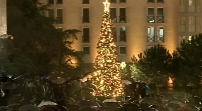 Raportohet për disa të lënduar: Protesta zhvendoset te Kryeministria! Tentojnë të shembin pemën e Krishtlindjeve!
