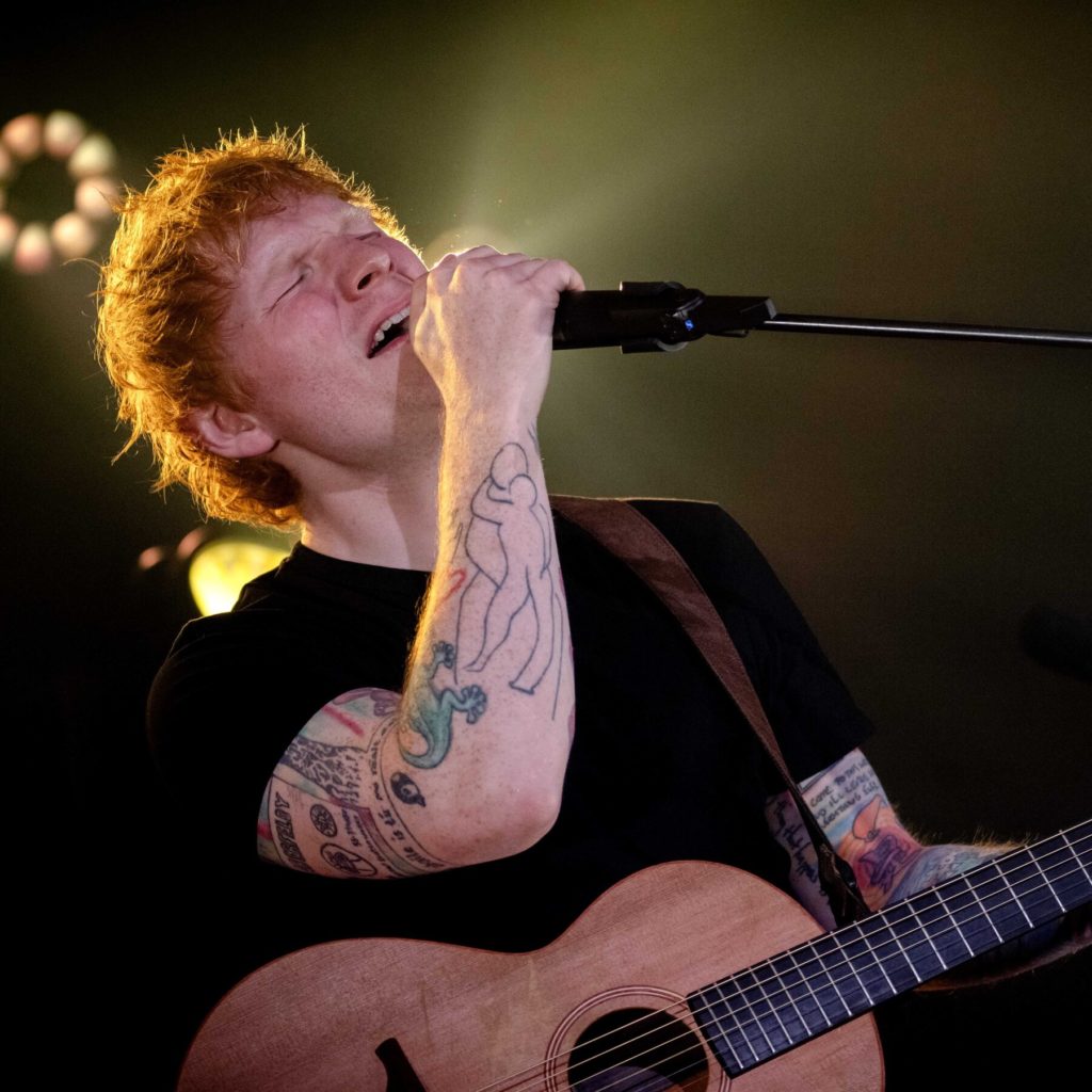 Ed Sheeran mund të jetë një këngëtar mjaft i zoti, por nuk mund të themi të njëjtën gjë për të në kërcim (Video)
