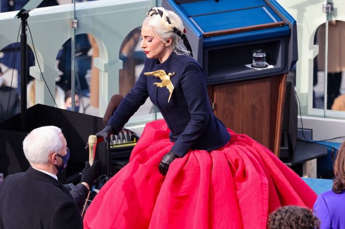“Këndova e veshur me antiplumb”, Lady Gaga tregon detajet e performancës në inagurimin e Joe Biden si president