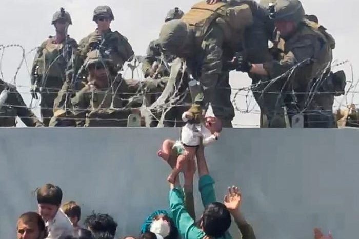 Iu dorëzua ushtarëve amerikanë gjatë kaosit në aeroportin e Kabulit, foshnja afgane ende nuk është gjetur