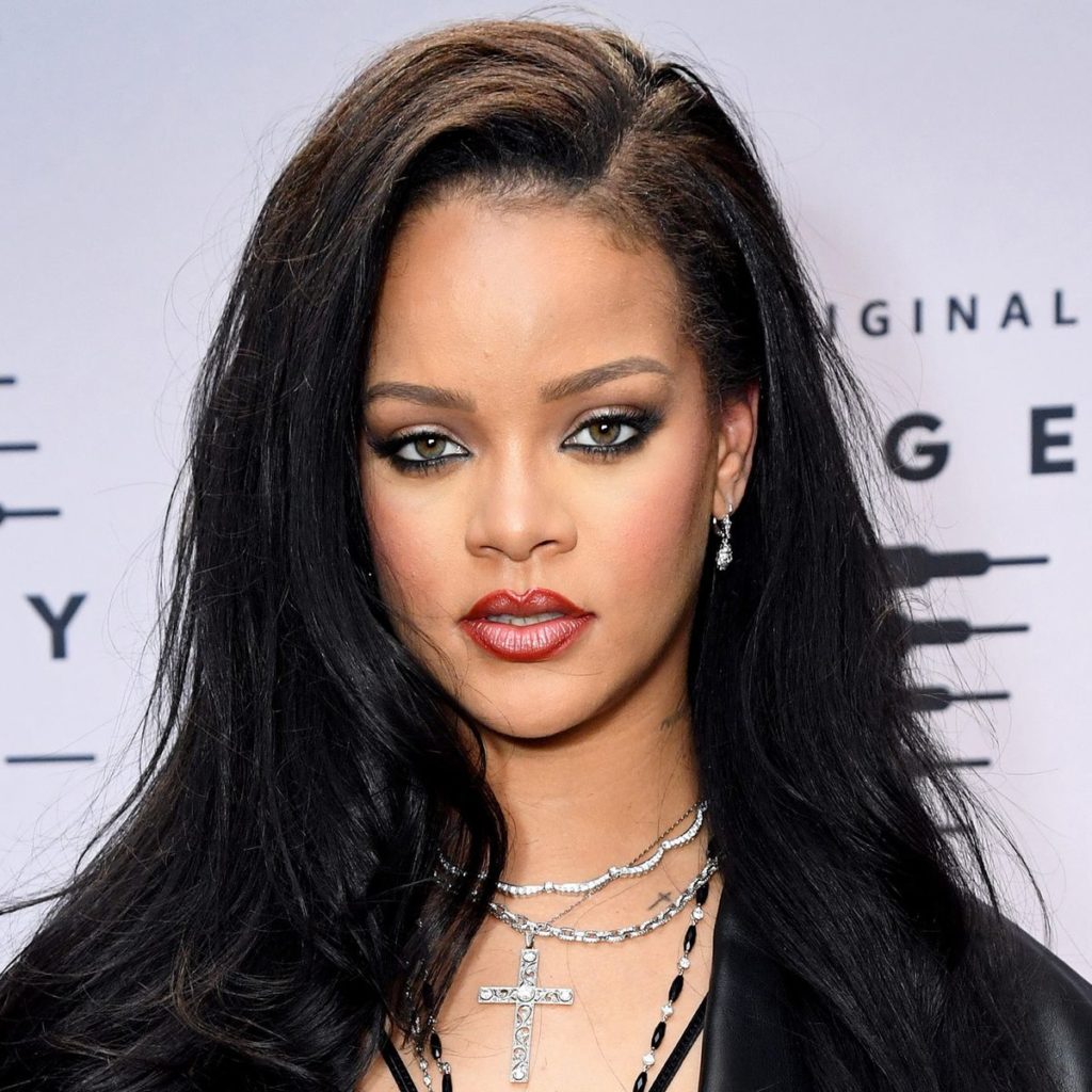 Një krenari për vendlindjen e saj! Rihanna tani është edhe një Heroinë Kombëtare