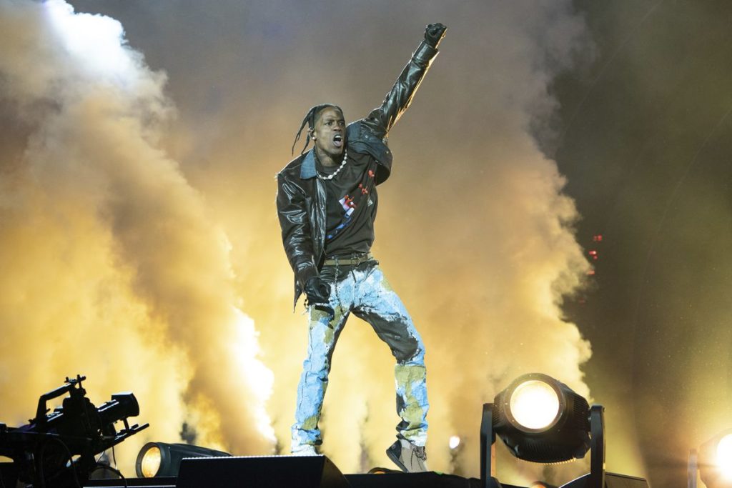 A e ndaloi performancën? Dalin pamje të reja nga festivali i Travis Scott (Video)