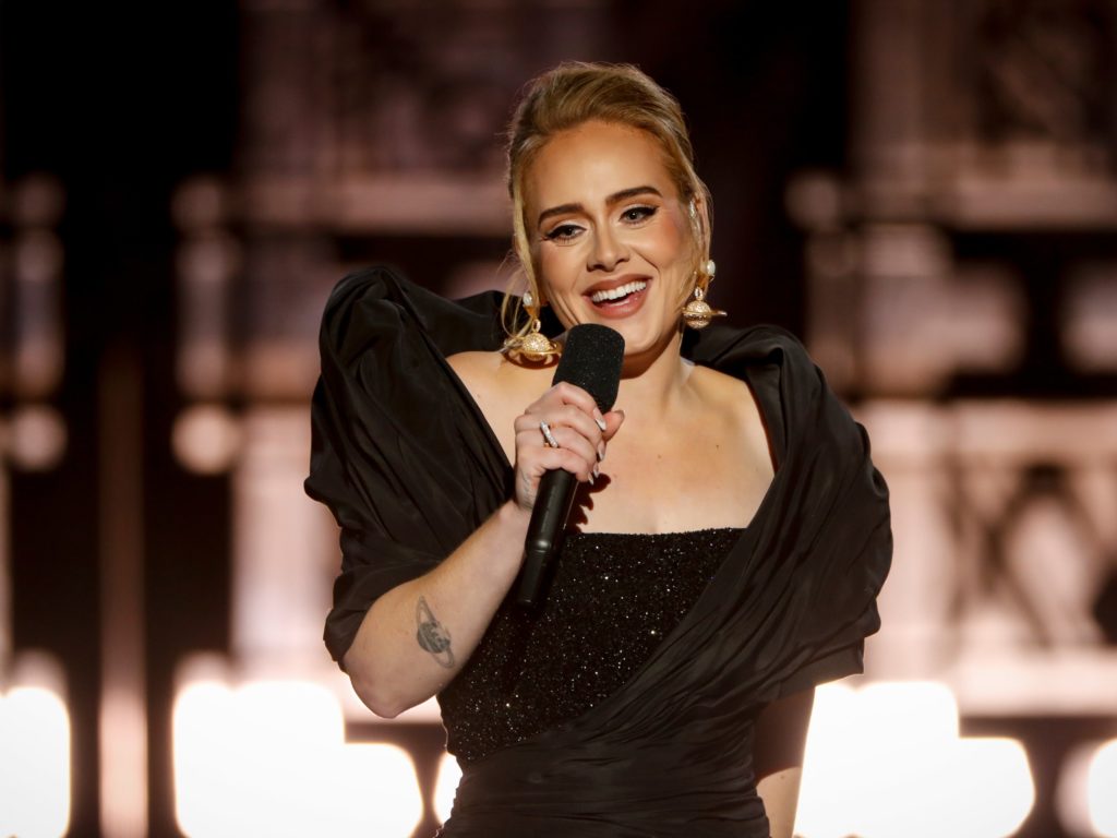 Adele surprizon fansat me videon, tregon gjithë tekstin dhe vijën melodike të këngës së re