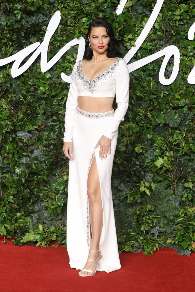 “Fashion Awards 2021”, fituesit dhe personazhet që u veshën më mirë (Foto)