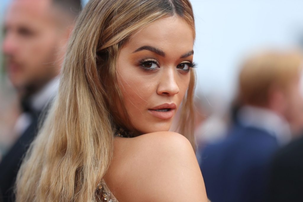 Rita Ora dhuron kostumin popullor për Muzeun Etnografik të Tiranës (foto)