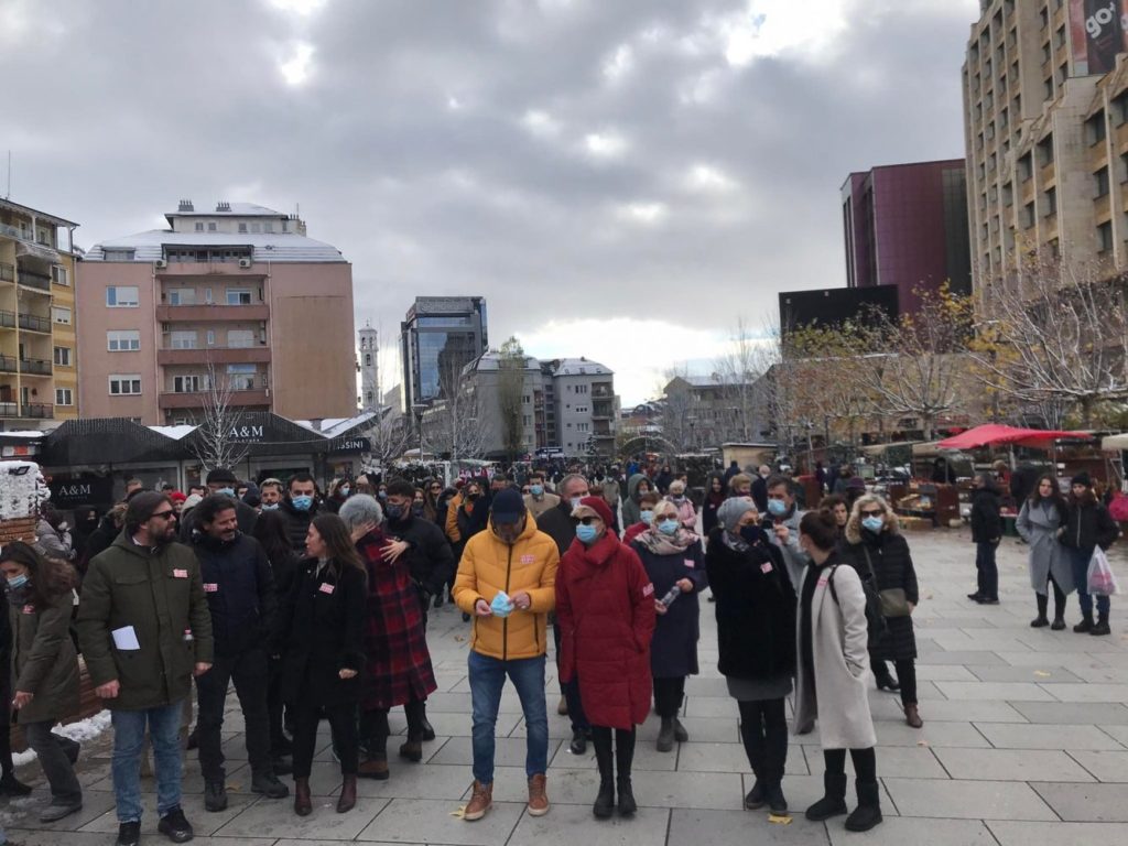 Në mbështetje të Adriana Matoshit! Artistë, politikanë e qytetarë marshojnë së bashku