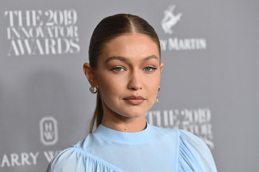 Nuk njihet! Gigi Hadid shfaqet si asnjëherë më parë me pamje të re (foto)