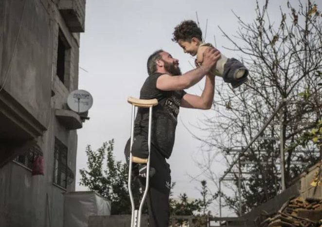 Fotoja e tyre përloti gjithë botën, Italia ofron mbështetje për babain sirian dhe djalin e tij
