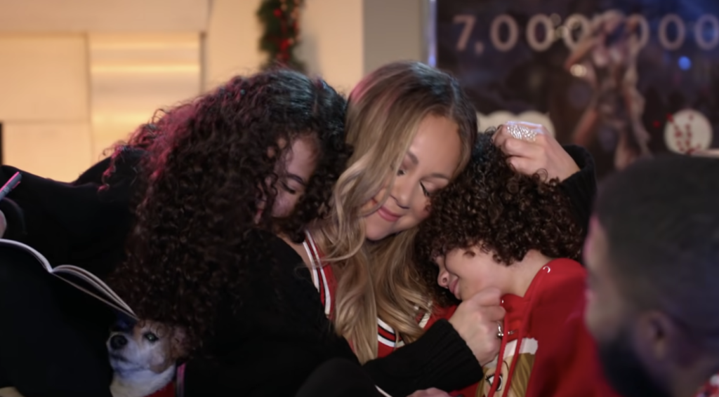 Mariah Carey publikoi këngën e re të Krishtlindjeve, por e paskemi humbur këtë detaj të bukur nga klipi