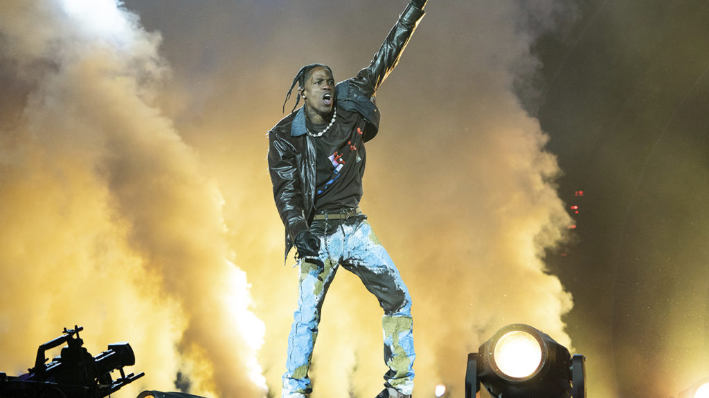 “Dikush ka vdekur, ndaloni shfaqjen!” Travis Scott vazhdoi performancën edhe pse u paralajmërua nga fansat