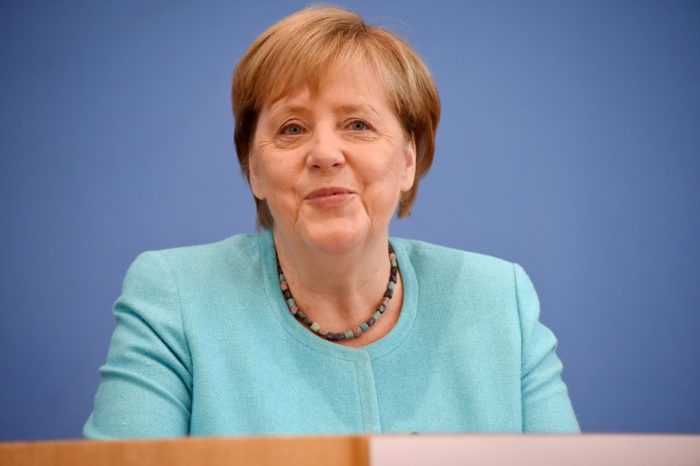 Merkel mbyll mandatin me ceremoni! Ajo zgjedh të largohet me këngët e saj të preferuara