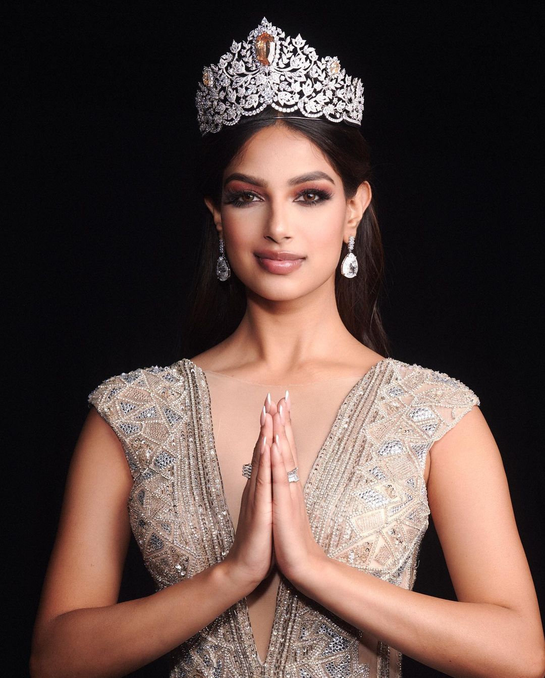 “Miss Universe 2021”, 21-vjeçarja nga India fiton kurorën e më të bukurës