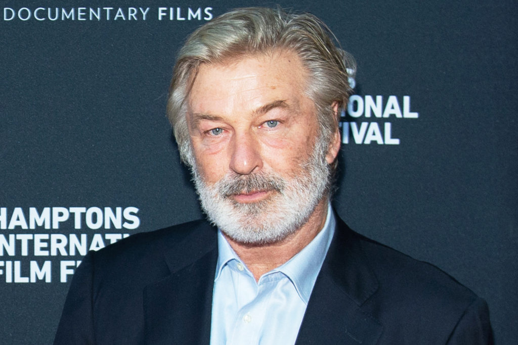 Alec Baldwin tha se nuk e shkrepi armën në sheshxhirim, por ende nuk ka shpëtuar nga akuzat
