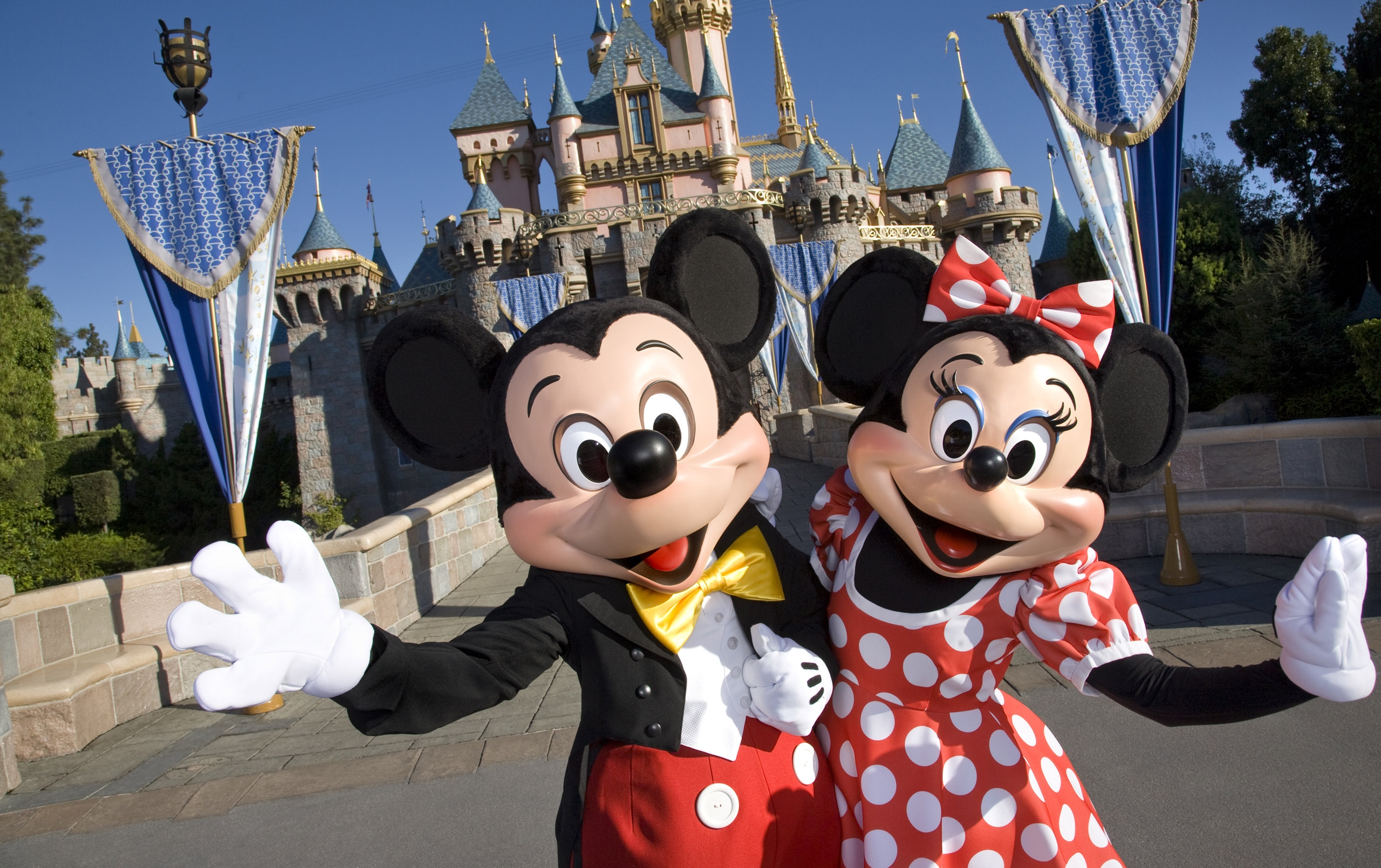 "Disney" i ndryshon pamjen Minni Mouse për vitin 2022 dhe nxit debate pafund! (foto)