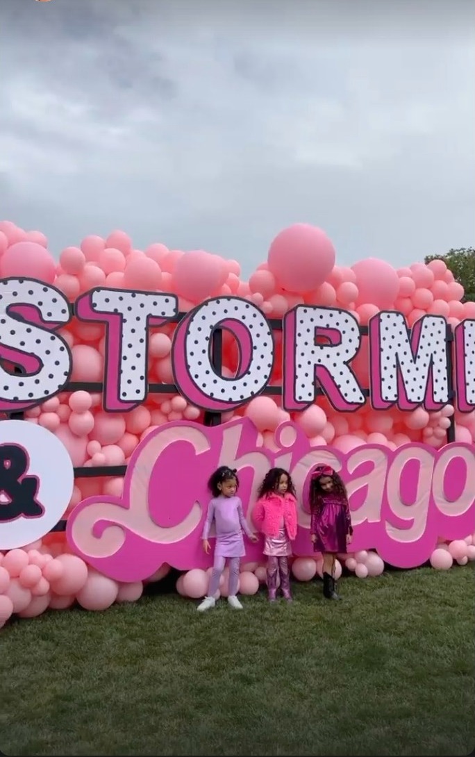 Brenda ditëlindjes së Stormit dhe Chicagos, Kylie “sqaron” nje herë e mirë thashethemet e shtatzënisë