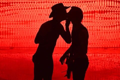 E patë apo e humbët? Ndodhi puthja e parë homoseksuale në Eurovizion