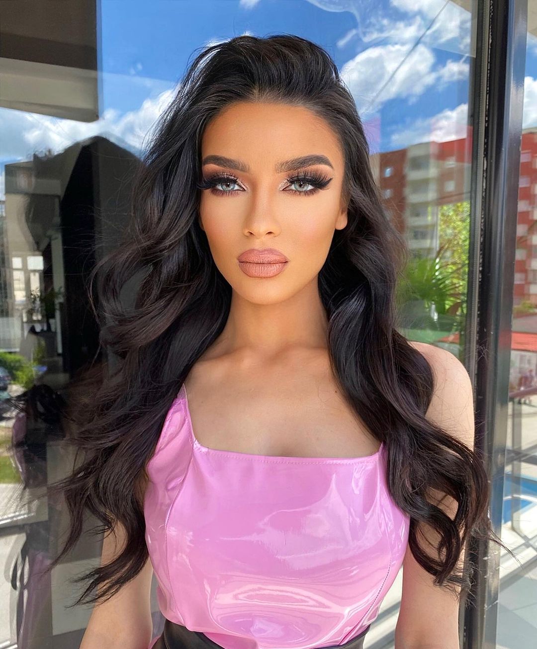 U “kryqëzua” nga ndjekësit për gjatësinë e saj, Sindi Loci krahason veten me Kim Kardashian