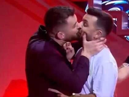 Puthja e Romeos me Olsin në buzë po bën namin por Olti Curri ironizon me foton kur puthej me Rozana Radin: “Brezi çokokremit”