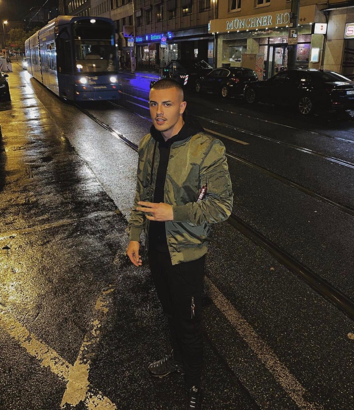 U ‘kryqëzua’ për parkimin e makinës, sqarohet Don Xhoni dhe zbulon ‘dënimin’ që ka marrë nga Policia