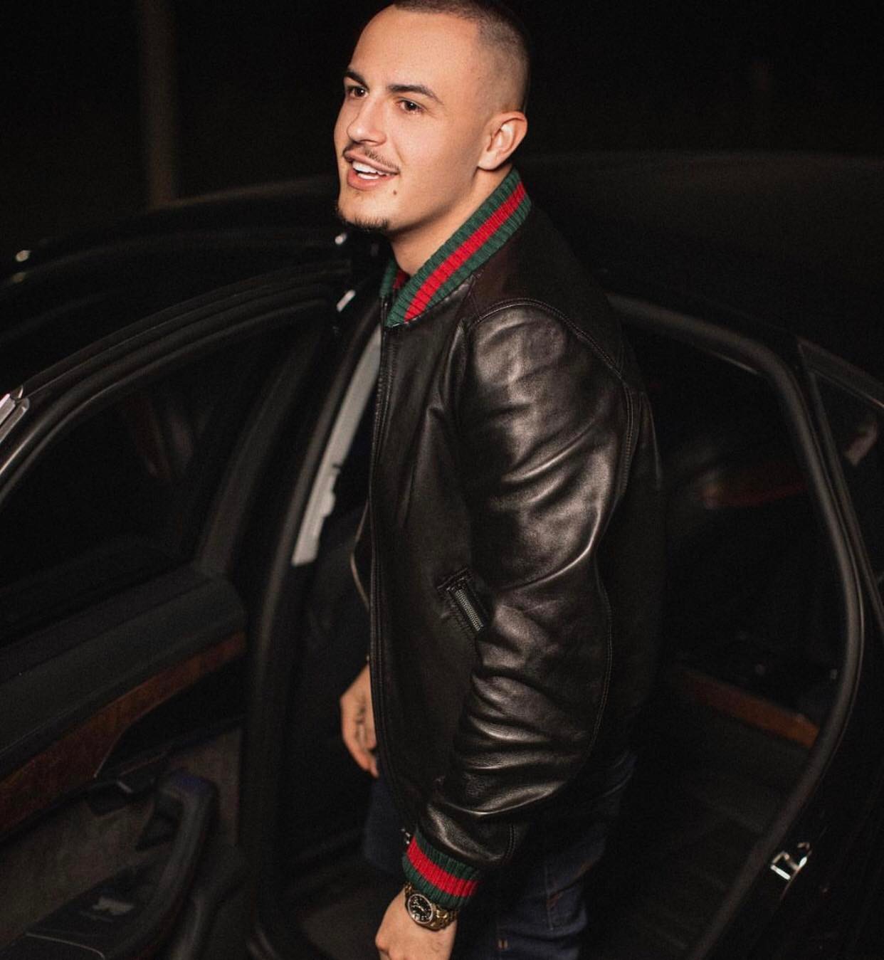 E ka me Noizy-n apo çfarë? Thumbi i fundit i Don Xhonit vë në dyshime ndjekësit