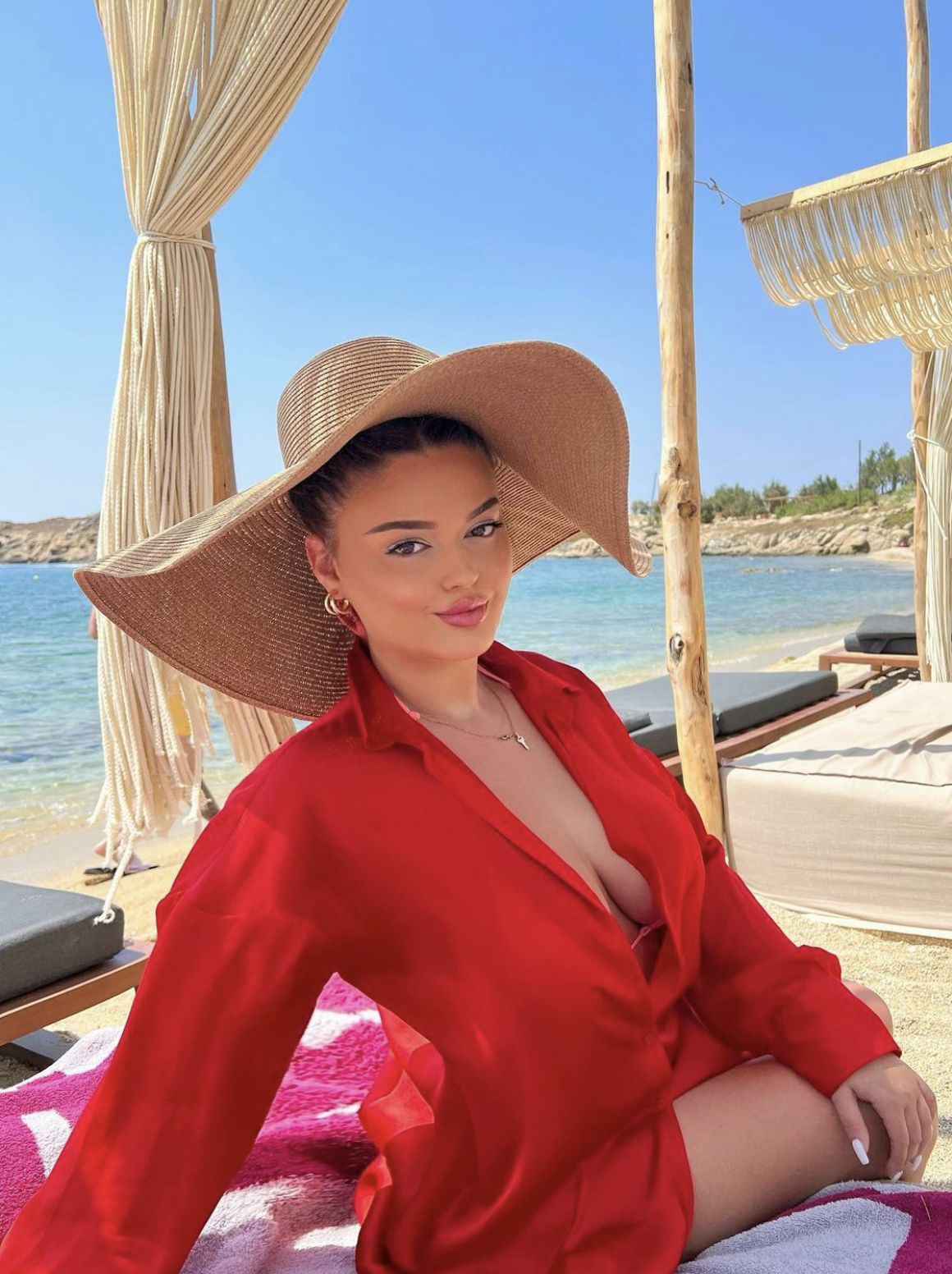 E ka me Dhurata Dorën apo dikë tjetër? Enca nuk i kursen thumbat për klikime