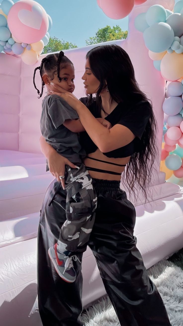 Kylie Jenner bën thonjtë me vajzën e saj të vogël, “kryqëzohet” nga fansat