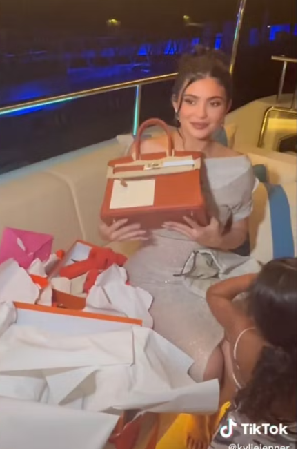 Vlera marramendëse e çantës dhuratë që Kylie Jenner mori nga nëna e saj për ditëlindje!