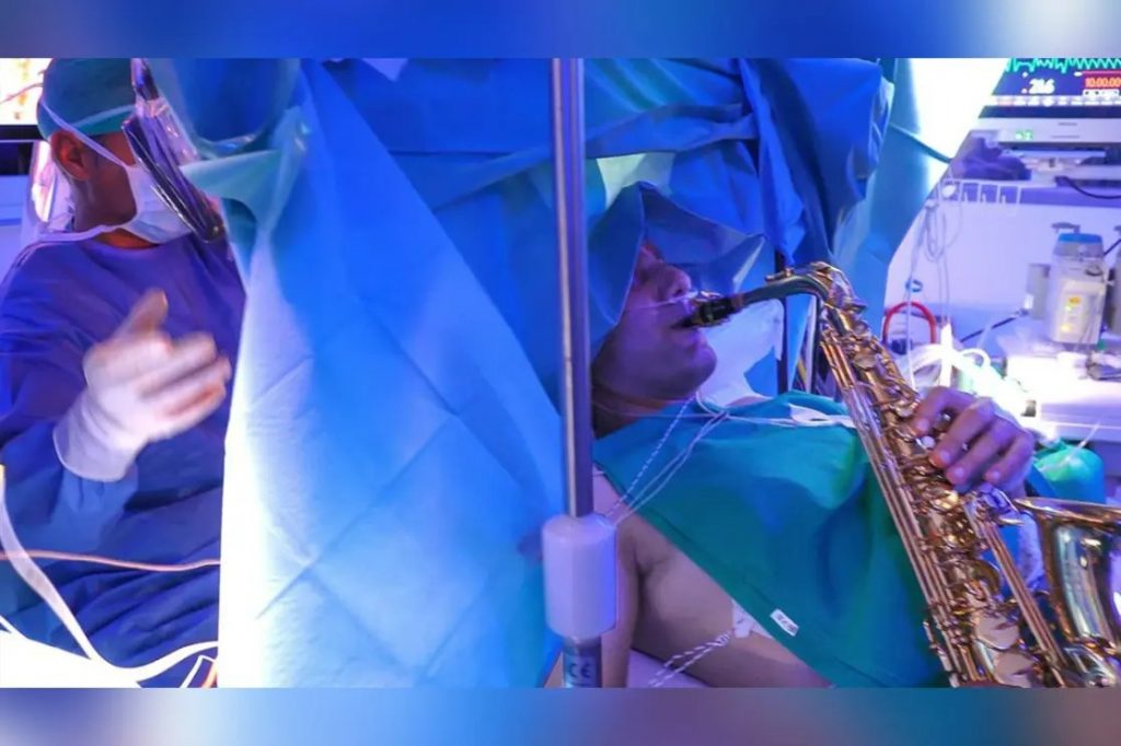 Iu nënshtrua ndërhyrjes kirurgjikale në tru, muzikanti i bie saksofonit gjatë 9 orëve operacion