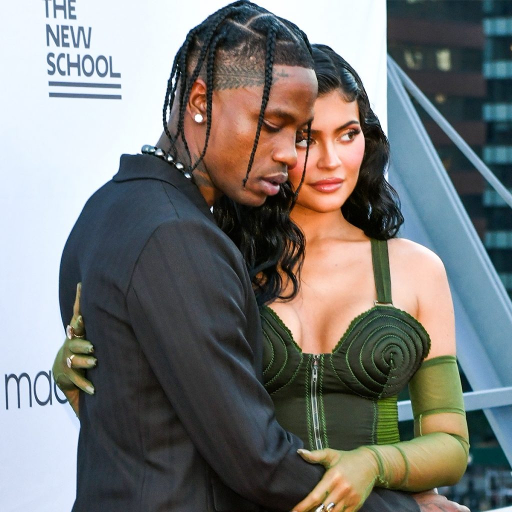 Fansat janë të bindur se Travis Scott po tradhton Kylie Jenner me ish të dashurën e tij, kush është modelja që po “çmend” internetin