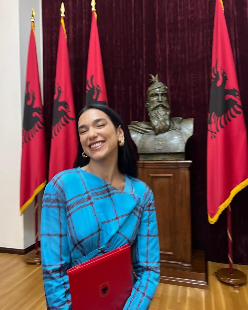“Ndihem shumë krenare”, Dua Lipa flet pasi mori nënshtetësinë shqiptare
