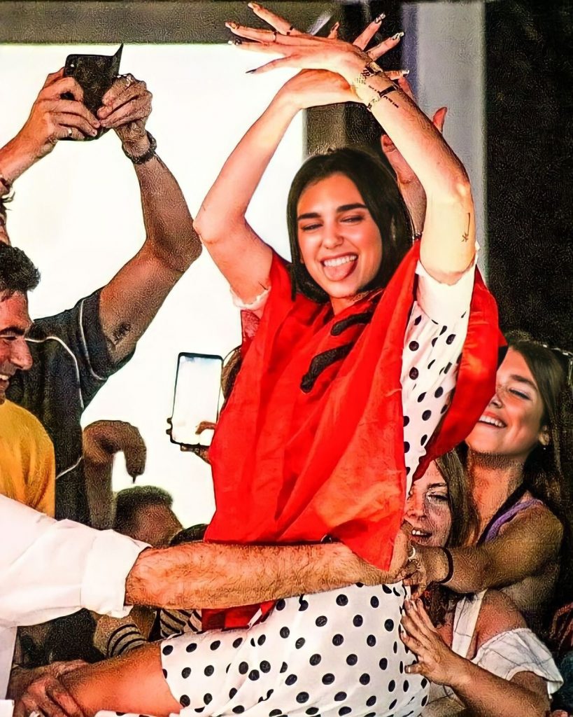 Dy gëzime në një ditë! Dua Lipa vjen në Tiranë në datën më të rëndësishme për ne