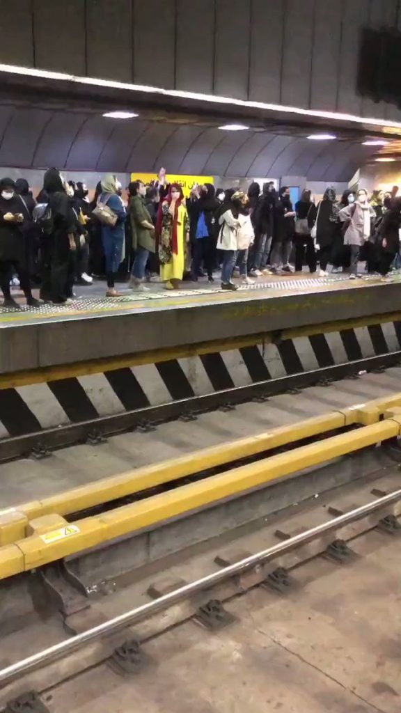 Muaji i tretë i protestave në Iran/ Policia hap zjarr ndaj njerëzve në një stacion metroje, dhunon gratë në tren