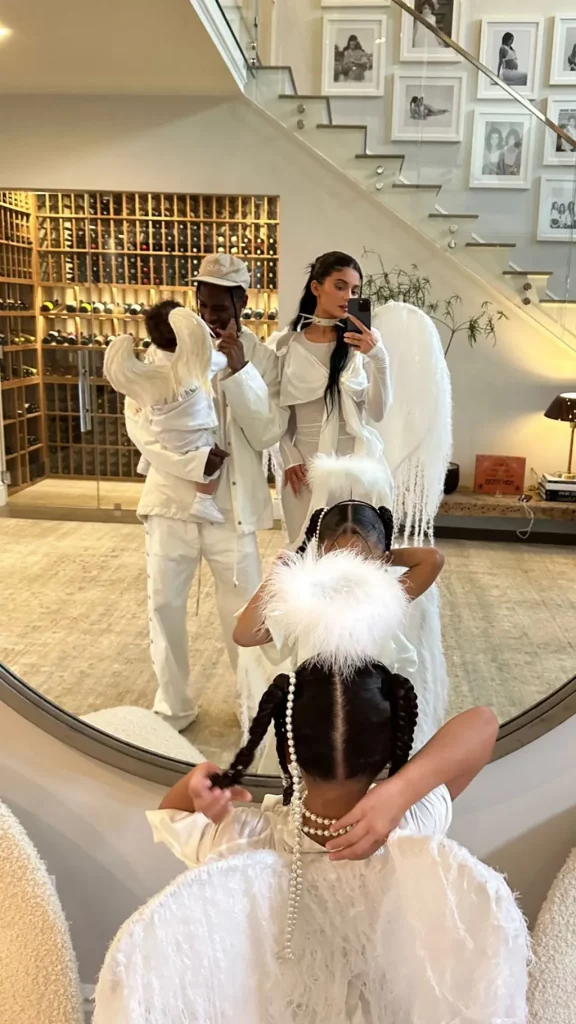 Mes akuzave për tradhti, Kylie Jenner dhe Travis Scott ndajnë foton familjare në rrjetet sociale