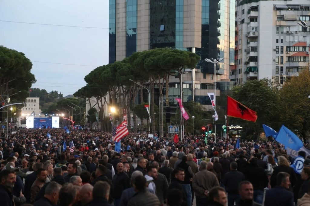 Këngëtari i njohur nga protesta: Pjesa më e madhe e miqve të mi janë larguar nga vendi
