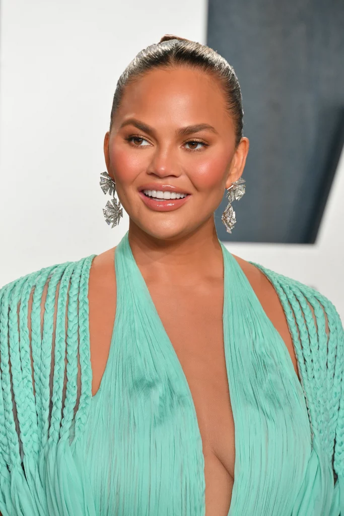“Duket sikur ka një jetë shtatzënë”, Chrissy Teigen iu përgjigjet në mënyrën më të bukur komenteve