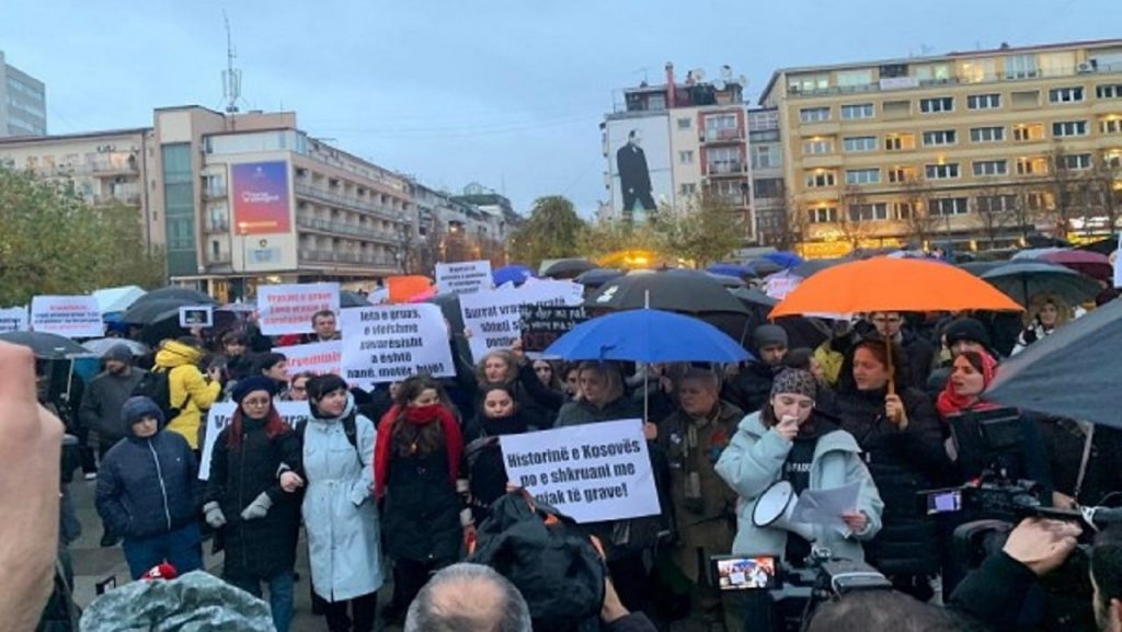 “Policë, ju jeni bashkëfajtorë”! Burri i mori jetën gruas shtatzënë, nis protesta në Prishtinë