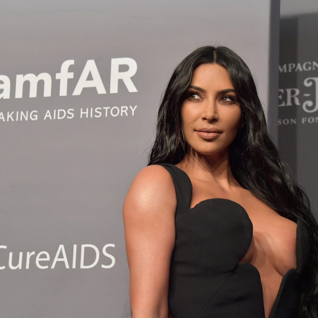 Kim Kardashian merr urdhër ndalimi ndaj fansit që “komunikonte telepatikisht” me të