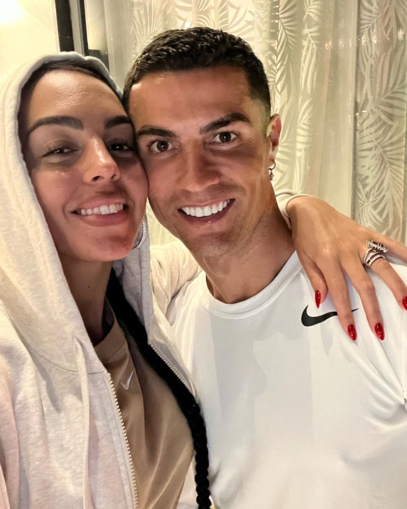 Xheloze që ç’ke me të! Reagimi i Georgina Rodriguez kur Cristiano Ronaldo “hedh sytë” te prezantuesja bëhet viral
