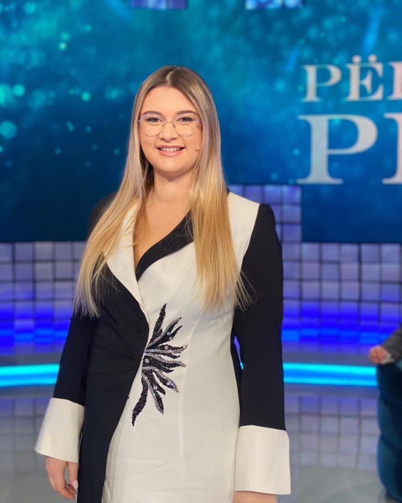 Duhet ta lexoni patjetër shkrimin e Neda Ballukut, “20 vjeçares filozofe, të virgjër e të lodhshme në “Big Brother” që ju nuk e deshët”