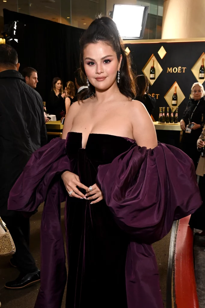 Selena Gomez “sqaron” thashethemet se është në romancë me artistin e njohur, por fansat kanë ende shumë pikëpyetje