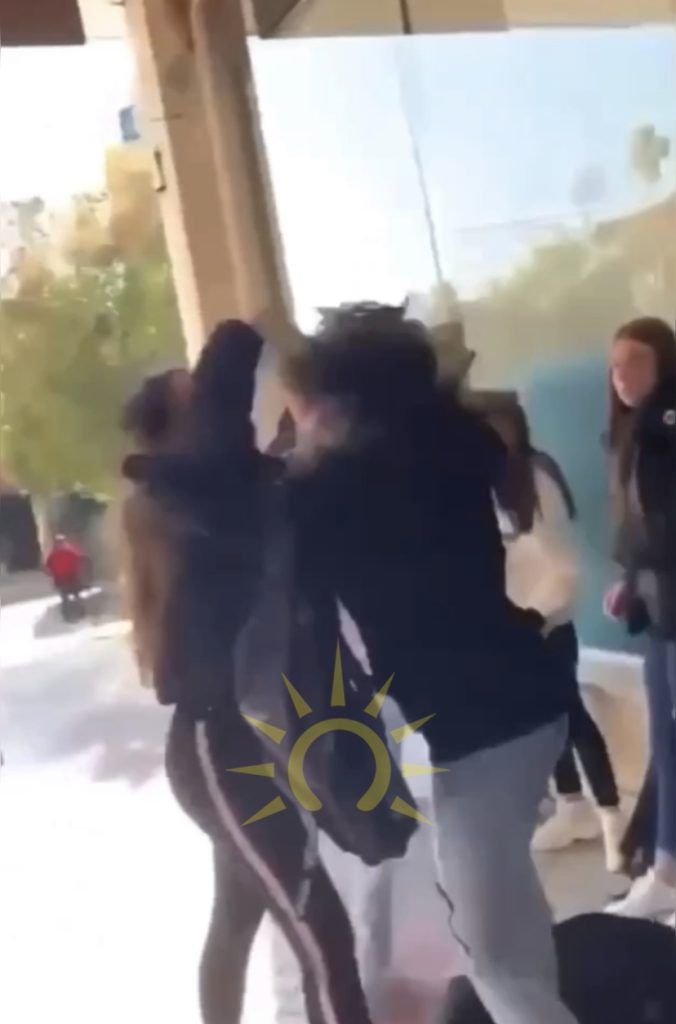 Pamjet e dhunës ndaj vajzës në oborrin e shkollës u bënë virale, policia shoqëron 5 të mitur