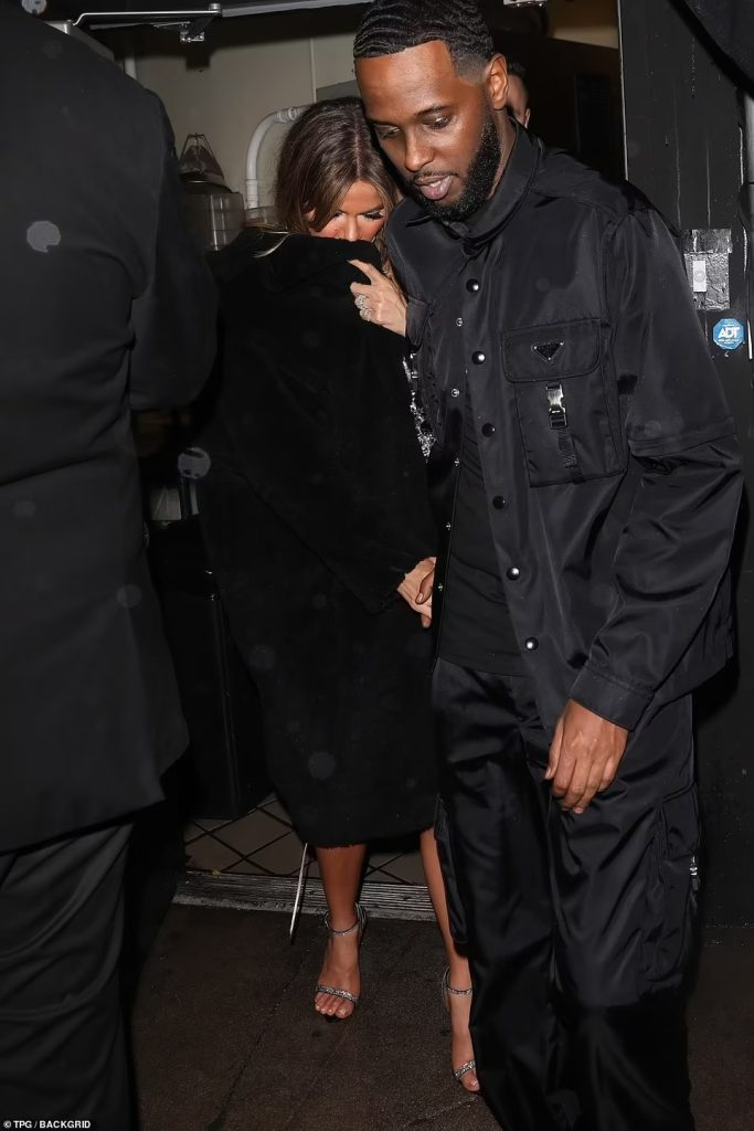 “Dashuria është në ajër”/ Khloe Kardashian largohet dorë për dore me muzikantin e njohur nga eventi, i pranishëm edhe ish-partneri i saj