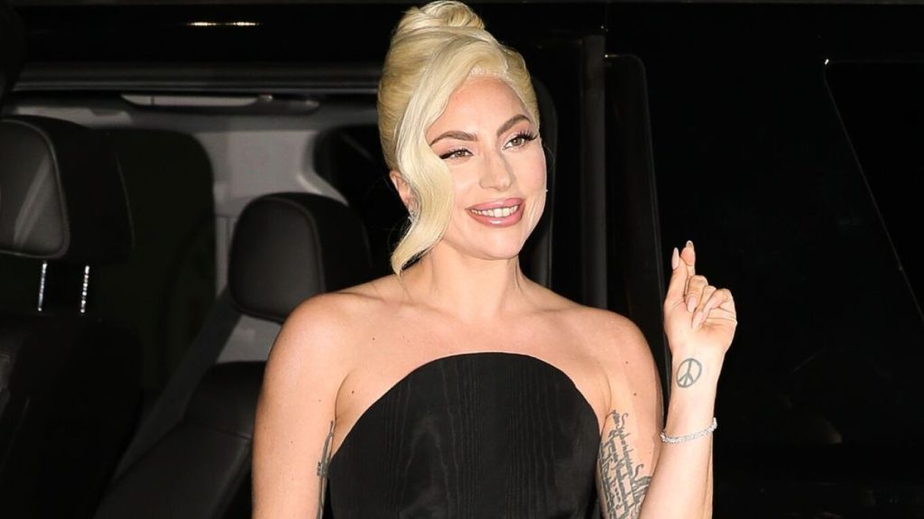 Xhirimet e Joker, Lady Gaga puth një grua në buzë (Pamjet)
