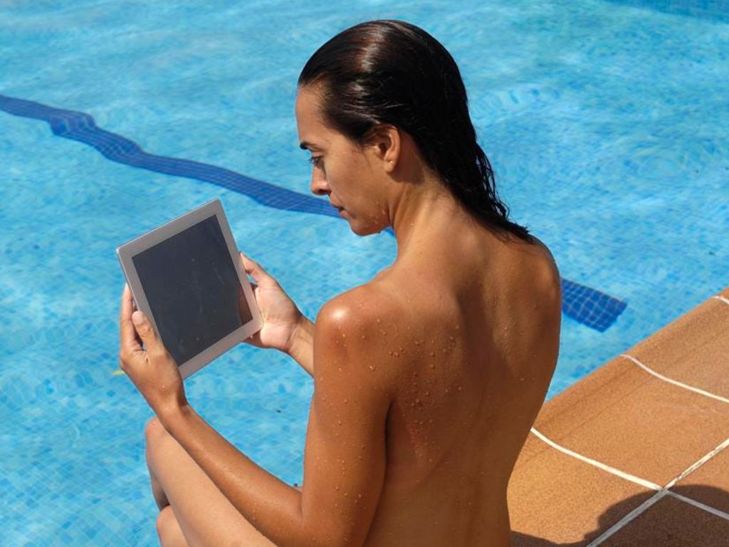 Gratë do të mund të dalin “topless” në pishinat publike në Berlin!